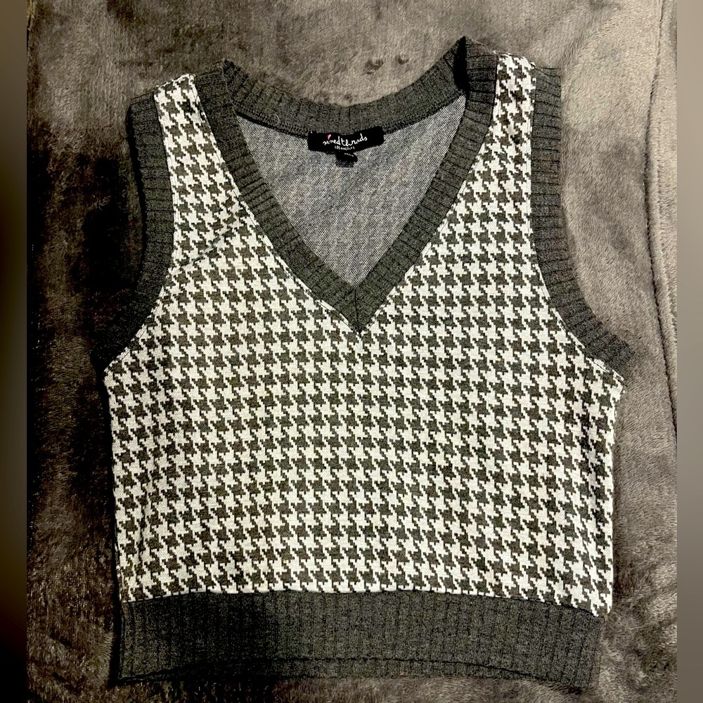 Chic checkered gray/white knit vest. Size small. Ribbed hem. v-neck